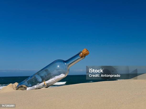 Náufrago Foto de stock y más banco de imágenes de Mensaje en una botella - Mensaje en una botella, Botella, Carta - Documento