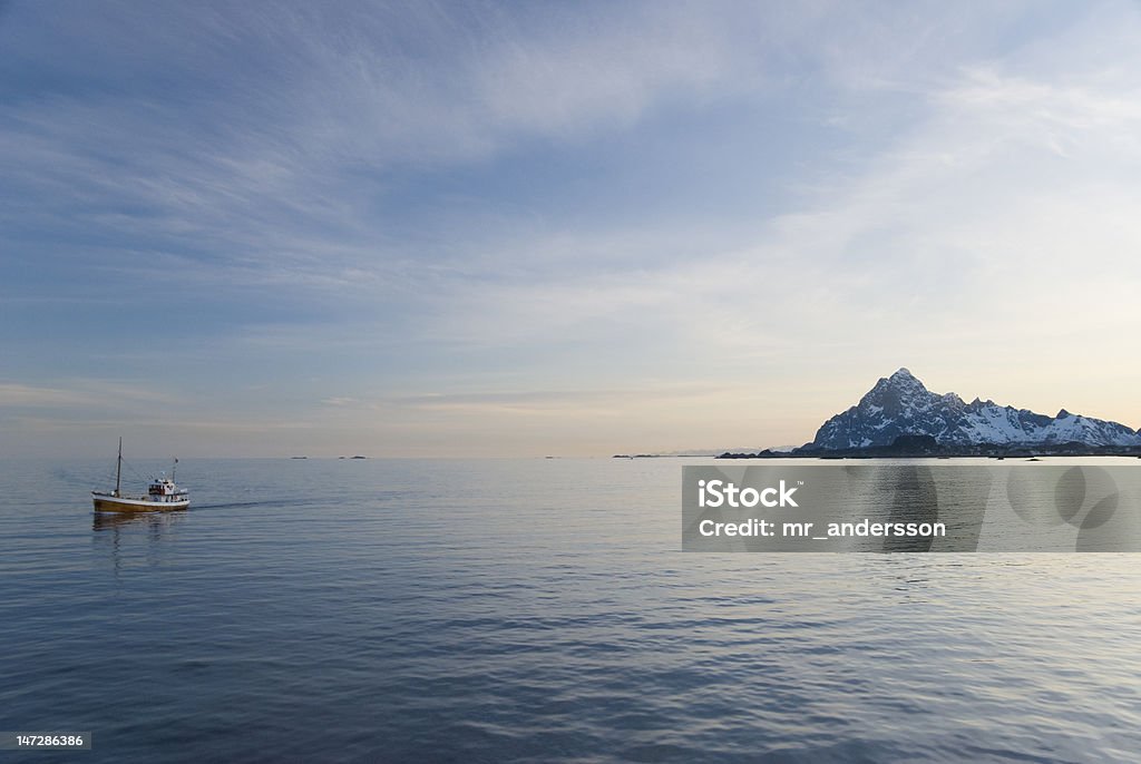 Solitario nave lasciando montagne dietro al tramonto - Foto stock royalty-free di Ambientazione esterna