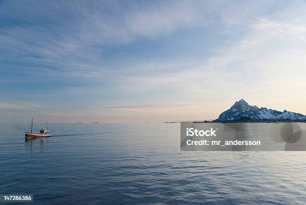 Lonely 船で肌の山々に沈む夕日 - ヌールラン県のストックフォトや画像を多数ご用意 - ヌールラン県, ノルウェー, ロフォーテン諸島