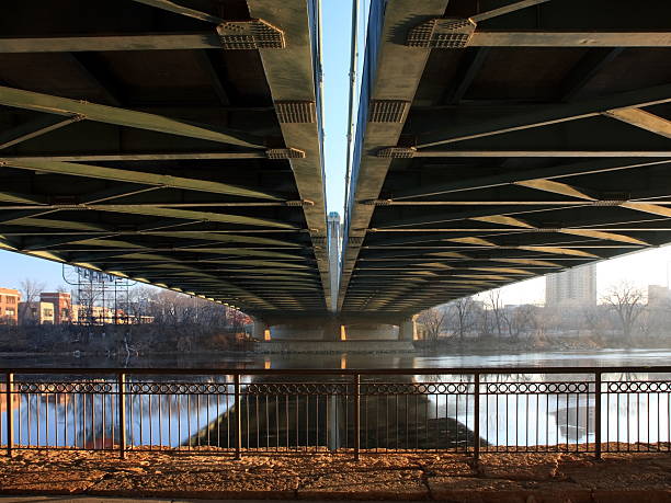 хеннепин авеню мост в миннеаполисе - hennepin стоковые фото и изображения