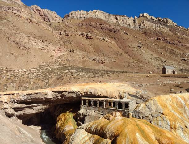 istock Puente del Inca 1472868321