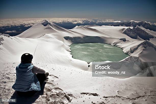 Sublime Vista Del Crater Lake Seduto Sulla Cima Di Montagna - Fotografie stock e altre immagini di Escursionismo