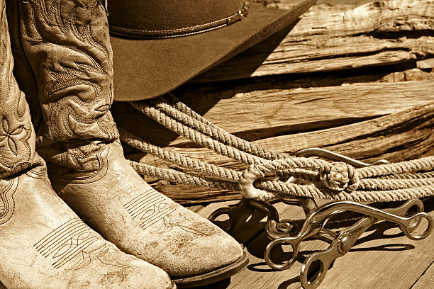 botas de cowboy, chapéu, corda & bits (sépia - sepia image - fotografias e filmes do acervo