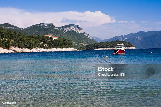 Barco No Mar Adriático - Fotografias de stock e mais imagens de Aldeia - Aldeia, Ao Ar Livre, Azul