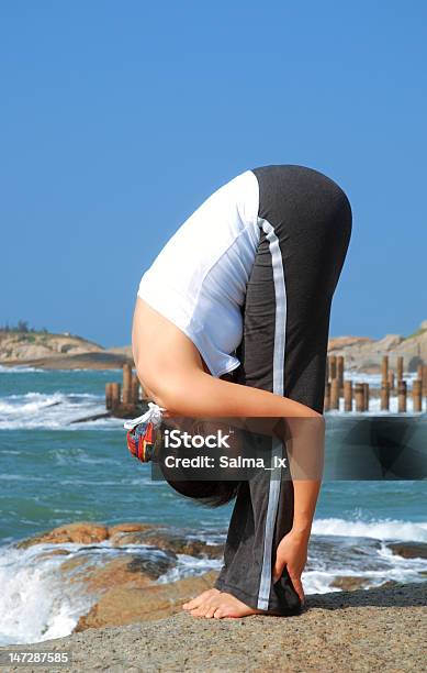 Clase De Yoga Foto de stock y más banco de imágenes de Actividades y técnicas de relajación - Actividades y técnicas de relajación, Adulto, Adulto joven