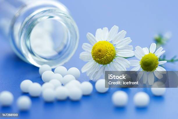 Medicamentos Homeopáticos Foto de stock y más banco de imágenes de Amarillo - Color - Amarillo - Color, Asistencia sanitaria y medicina, Asistente sanitario