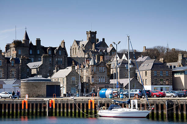 victoria pier at lerwick harbour - shetlandeilanden stockfoto's en -beelden