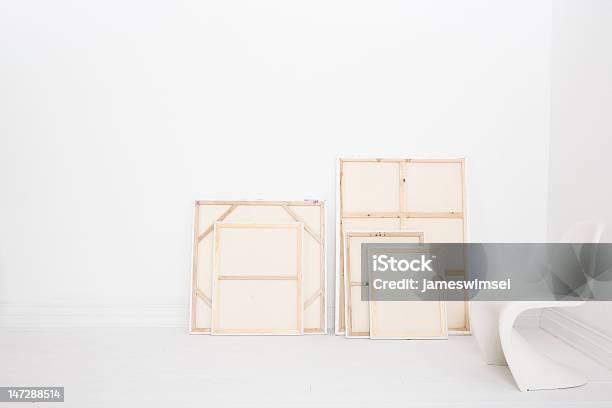 Foto de Cinco Quadros Com Cadeira À Esquerda e mais fotos de stock de Ateliê - Ateliê, Branco, Cadeira