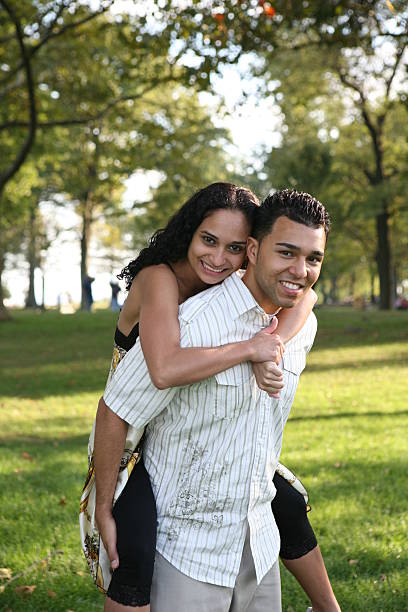 pareja joven divirtiéndose en el parque - high key portrait color image travel locations fotografías e imágenes de stock