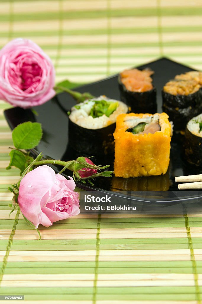 Placa de um susi and roll com rosas - Royalty-free Alga marinha Foto de stock