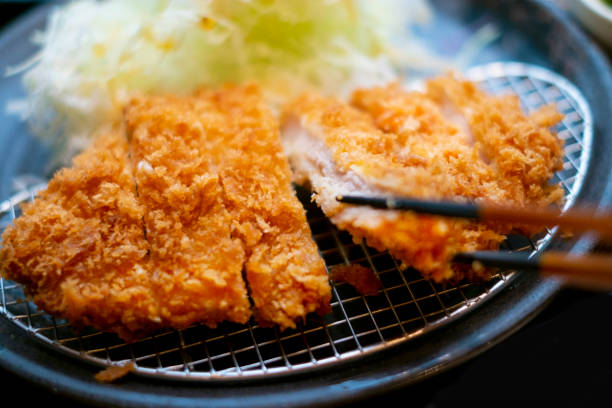 tonkatsu ist ein japanisches gericht aus frittiertem schweinefleisch. - tonkatsu stock-fotos und bilder