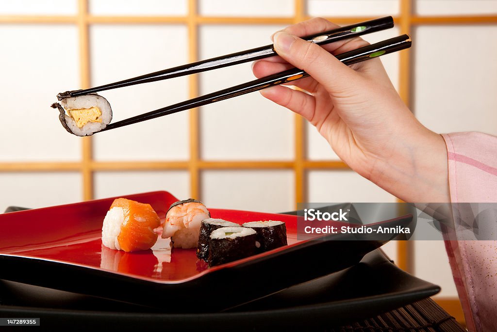 Hashis com sushi - Foto de stock de Alimentação Saudável royalty-free