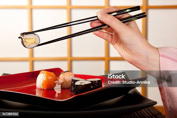 Foto de Hashis Com Sushi e mais fotos de stock de Alimentação Saudável - Alimentação Saudável, Almoço, Comer