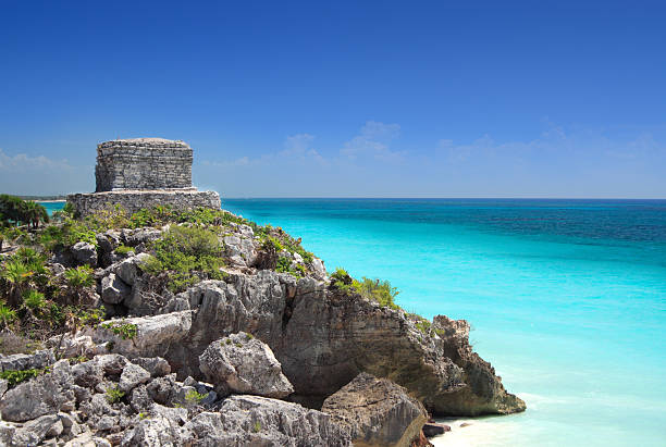 antico tempio di tulum vicino a cancun, riviera maya - mayan temple old ruin ancient foto e immagini stock