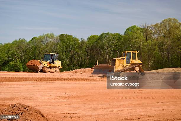 Dos De Los Mismos En El Trabajo Foto de stock y más banco de imágenes de Amarillo - Color - Amarillo - Color, Cavadora mecánica, Equilibrio