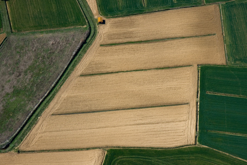 Vista aérea de un paisaje de campo de hierba cultivado campos photo