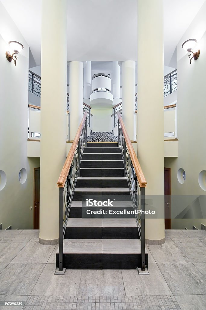 Salón de lujo con escalera en una nueva casa privado - Foto de stock de Equipo de iluminación libre de derechos