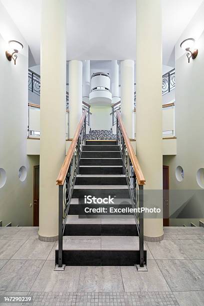 Salón De Lujo Con Escalera En Una Nueva Casa Privado Foto de stock y más banco de imágenes de Equipo de iluminación