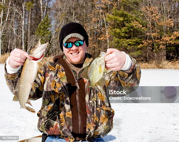 Photo libre de droit de Pêche Sous La Glace Ne banque d'images et plus d'images libres de droit de Marigane - Marigane, Pêche - Activité de plein air, Pêche sur la banquise