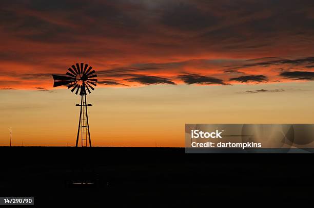 風車の夕暮れ時にオクラホマ - オクラホマ州のストックフォトや画像を多数ご用意 - オクラホマ州, 自然の景観, 日没