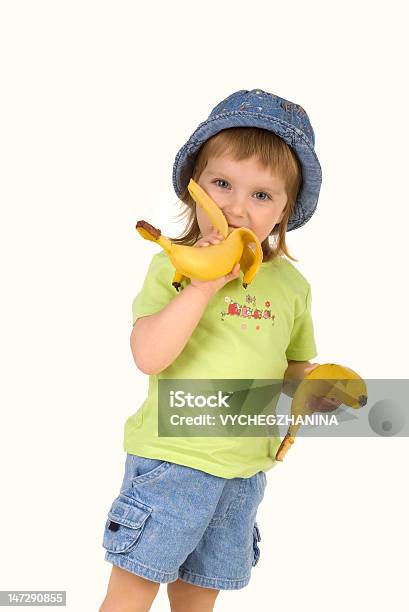 Little Girl Eats Бананом — стоковые фотографии и другие картинки 2-3 года - 2-3 года, Банан, Белый фон