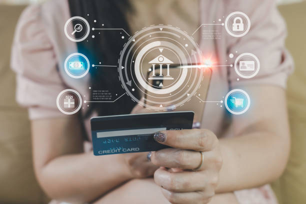 Close-up woman holding smartphone and banking credit card use order online shopping product on sofa in living room. Involved in mobile shopping at home, purchasing goods or services in internet store. mujer de primer plano sosteniendo teléfono inteligente y tarjeta de crédito bancaria uso ordenar producto de compra en línea en el sofá de la sala de estar. involucrado en compras móviles en el hogar, compra de bienes o servicios en la tienda de inter