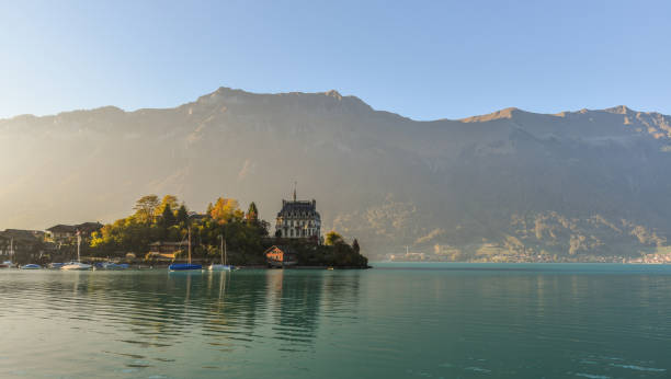 スイスのブリエンツ湖の美しい景色 - brienz bernese oberland village lake ストックフォトと画像