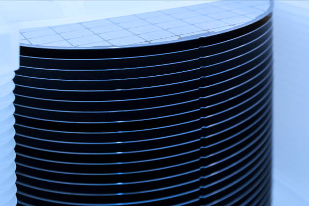 istock Silicon wafer inspection. A batch of silicon wafers packed in a plastic storage box in the clean room of a semiconductor foundry ready for microchip production. 1472916201