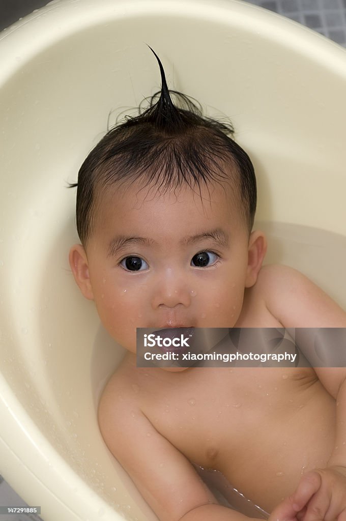 Chinois bébé dans la salle de bains - Photo de Asiatique de l'Est et du Sud-Est libre de droits