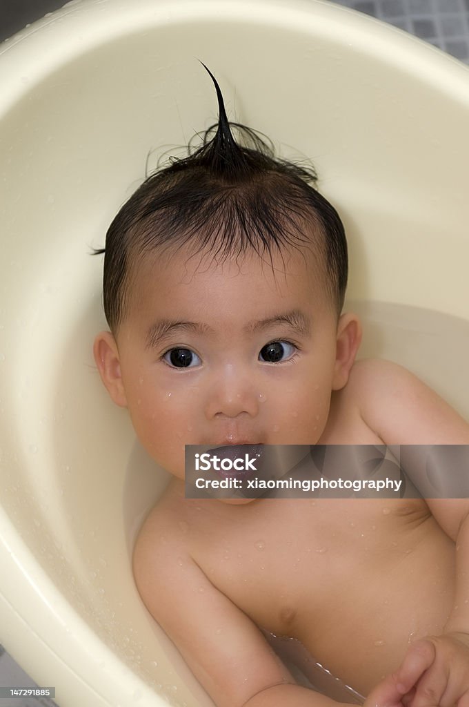 Chiński dziecko w łazience - Zbiór zdjęć royalty-free (Azja)