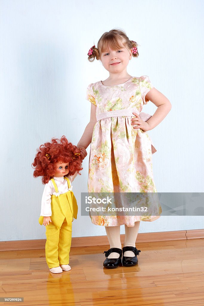 Bambina con Bambola - Foto stock royalty-free di Ambientazione interna