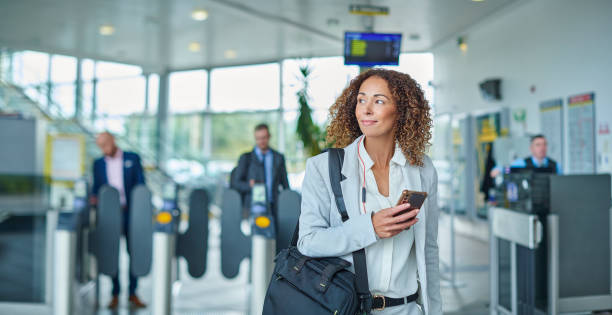 osoba dojeżdżająca do pracy w interesach - travel airport business people traveling zdjęcia i obrazy z banku zdjęć