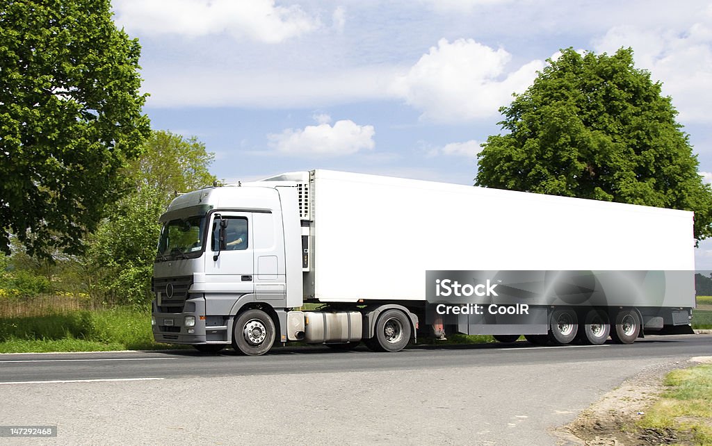 Белый грузовик на дороге - Стоковые фото Автовоз роялти-фри