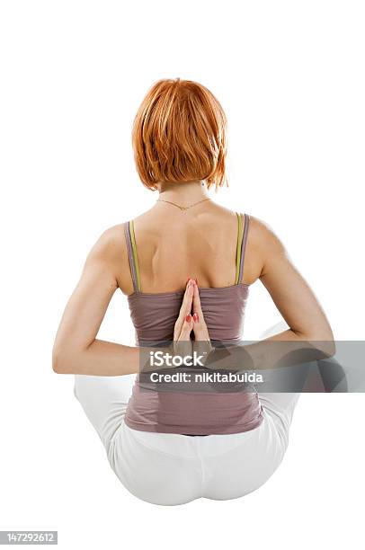 Girl Practicar Yoga En Fondo Blanco Foto de stock y más banco de imágenes de 20-24 años - 20-24 años, Actividades recreativas, Actividades y técnicas de relajación