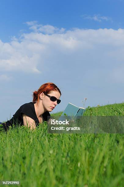 Libro Di Lettura E Di Lettura - Fotografie stock e altre immagini di Adulto - Adulto, Ambientazione esterna, Ambientazione tranquilla