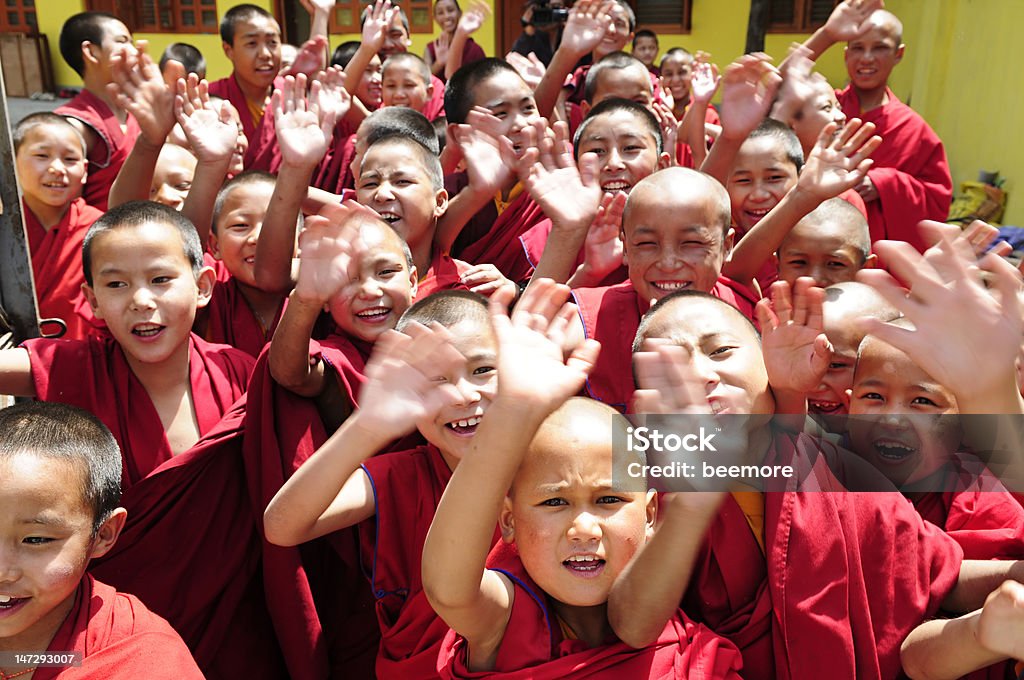 Tibetanos y los budistas Jonang escuela studnt monjes en Katmandú, Nepal. - Foto de stock de Niño libre de derechos