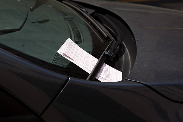 xxxl zwei strafzettel an ein auto windschutzscheibe - parkvergehen strafzettel stock-fotos und bilder