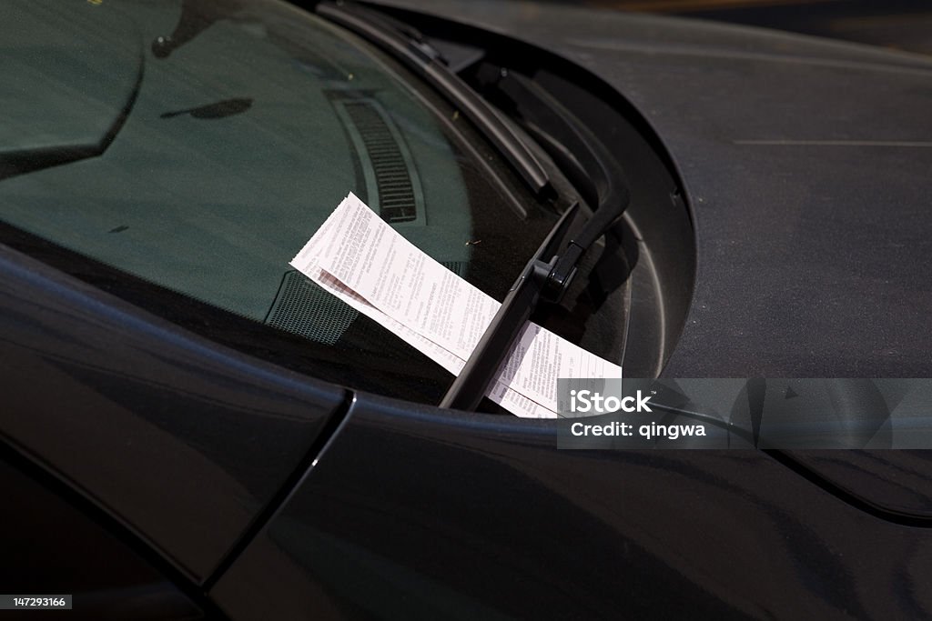 XXXL Deux Tickets de stationnement sur le pare-brise de voiture - Photo de PV de stationnement libre de droits