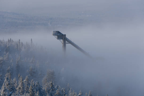 tremplin de saut à ski ounasvaara à rovaniemi, finlande, entouré de brouillard - ski jumping hill photos et images de collection