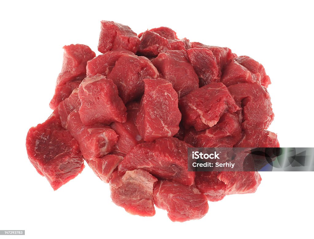 Fila de carne de res en dados en cubos de un estofado - Foto de stock de Carne de vaca libre de derechos