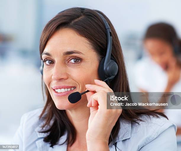 Weibliche Kundendienstmitarbeiter Mit Headset Stockfoto und mehr Bilder von Antworten - Antworten, Lächeln, Menschliches Gesicht