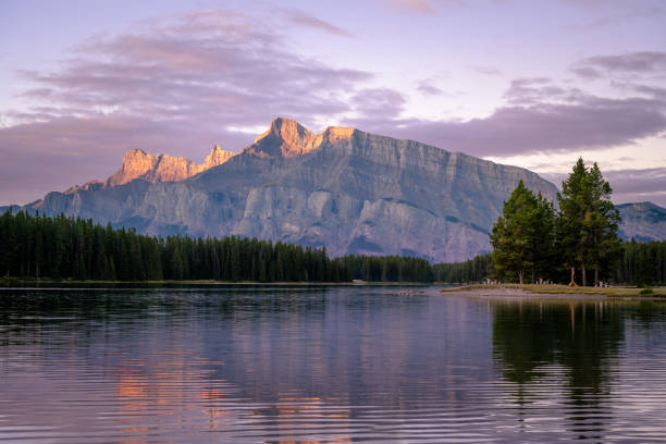istock Sonnenaufgang in Kanada an einem See 1472938558
