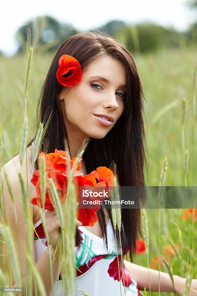 Милая женщина в цветы мака - Стоковые фото Вертикальный роялти-фри