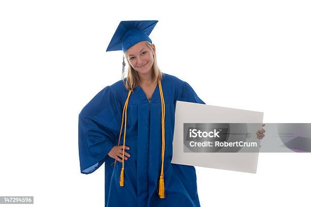 Girl Holding Graduados Señal Con Copyspace Foto de stock y más banco de imágenes de Adolescencia - Adolescencia, Adolescente, Adulto