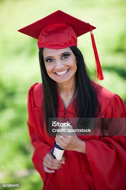 Foto de Indianasiática Menina No Dia Da Formatura e mais fotos de stock de 18-19 Anos - 18-19 Anos, Acontecimentos da Vida, Adulto