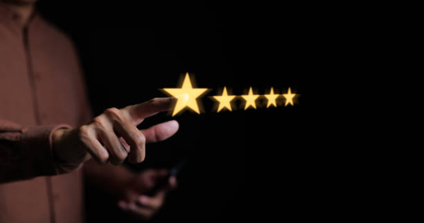 Customer service experience and business satisfaction survey, Man hand touching on popup five star icon for feedback review satisfaction service, Client review and excellent rating concepts. experiencia de servicio al cliente y encuesta de satisfacción empresarial, mano del hombre tocando el icono emergente de cinco estrellas para el servicio de satisfacción de revisión de comentarios, revisión del cliente y excelentes conceptos de calific