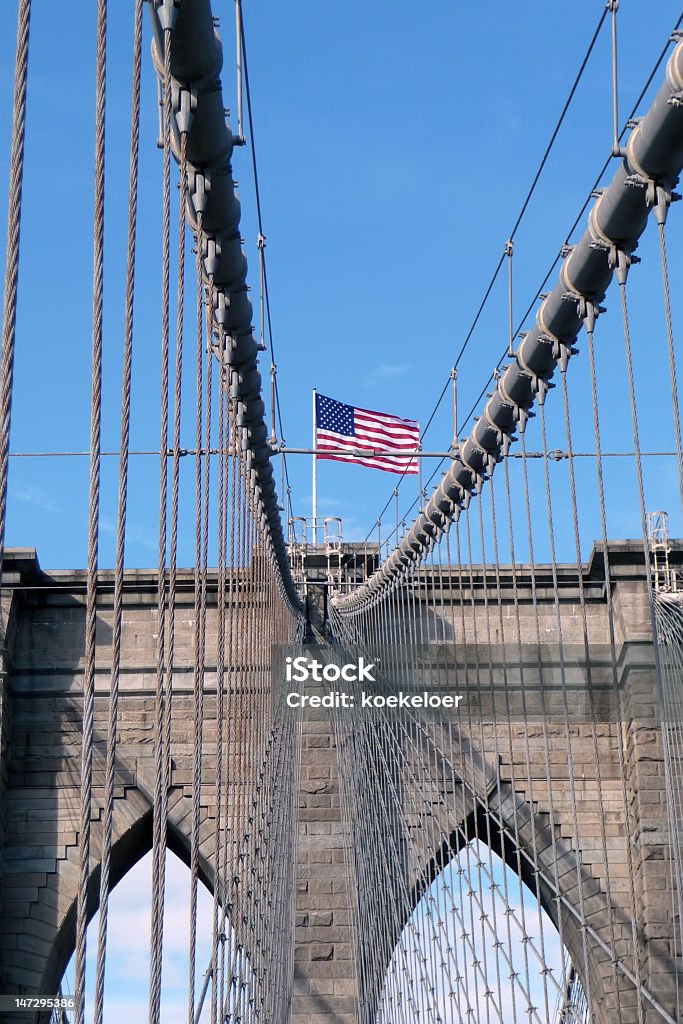 Brooklyn Bridge を渡り、New York ,NY - つり橋のロイヤリティフリーストックフォト