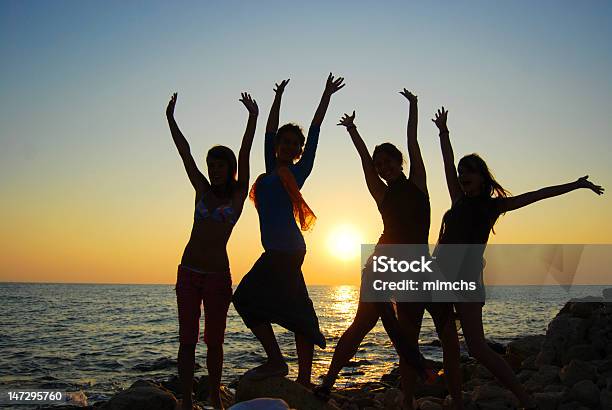 Silhouette Di Ragazze - Fotografie stock e altre immagini di Donne - Donne, Quattro persone, Solo donne