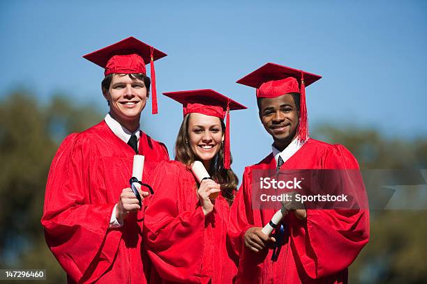 3 다중 민족별 프렌즈 졸업식 날에 빨강에 대한 스톡 사진 및 기타 이미지 - 빨강, 졸업식, 대학교