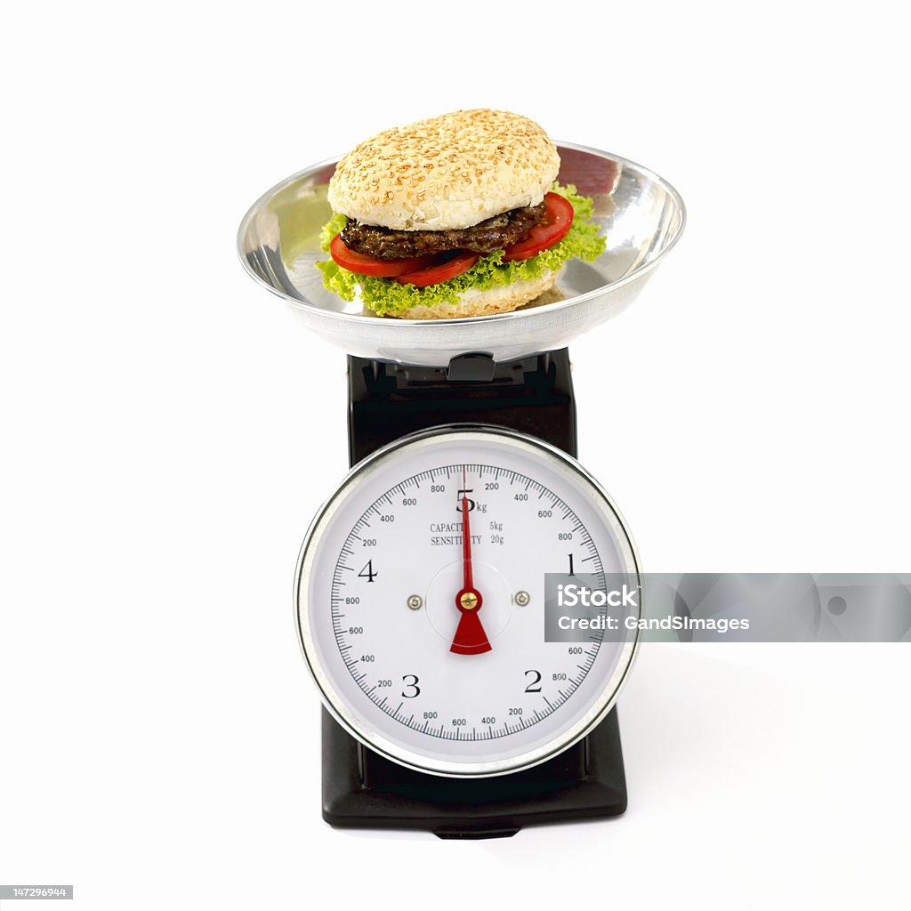 Hamburger di manzo sulla Bilancia da cucina - Foto stock royalty-free di Alimentazione non salutare